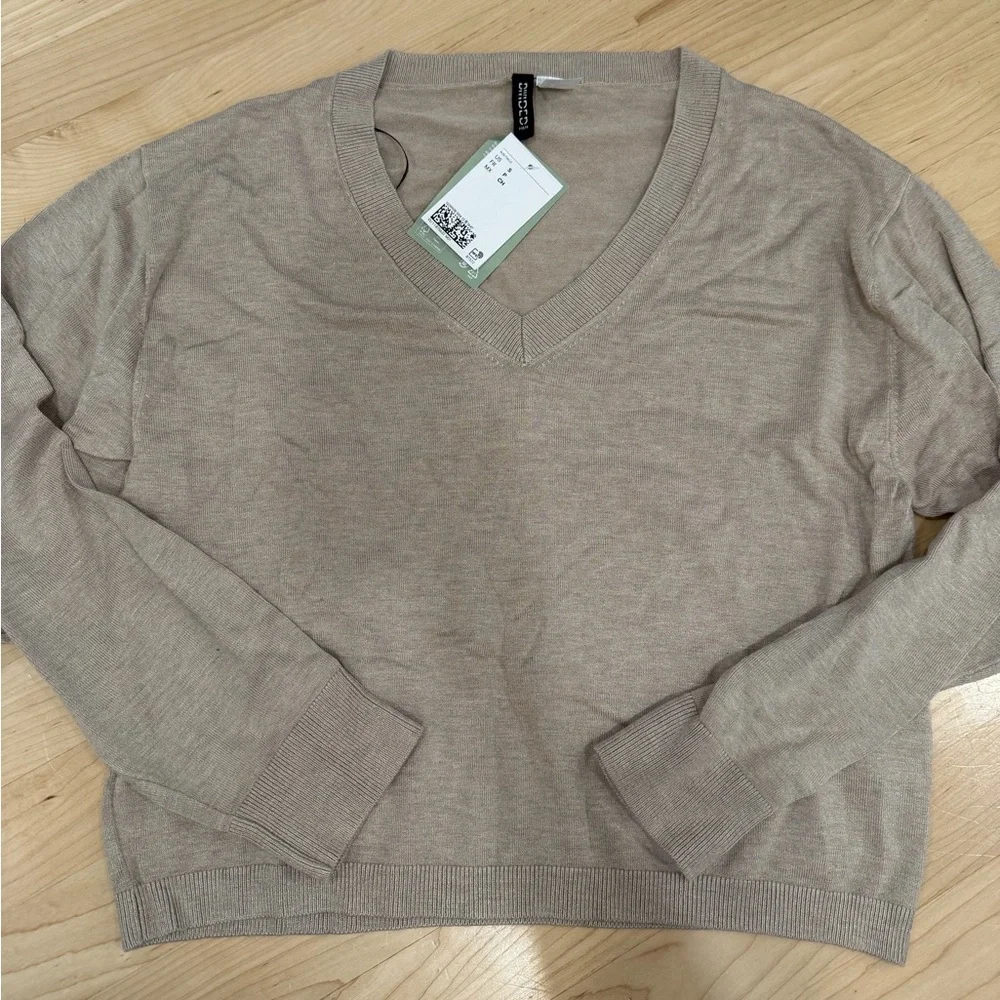 H&M Women's Tan V-Neck Sweater